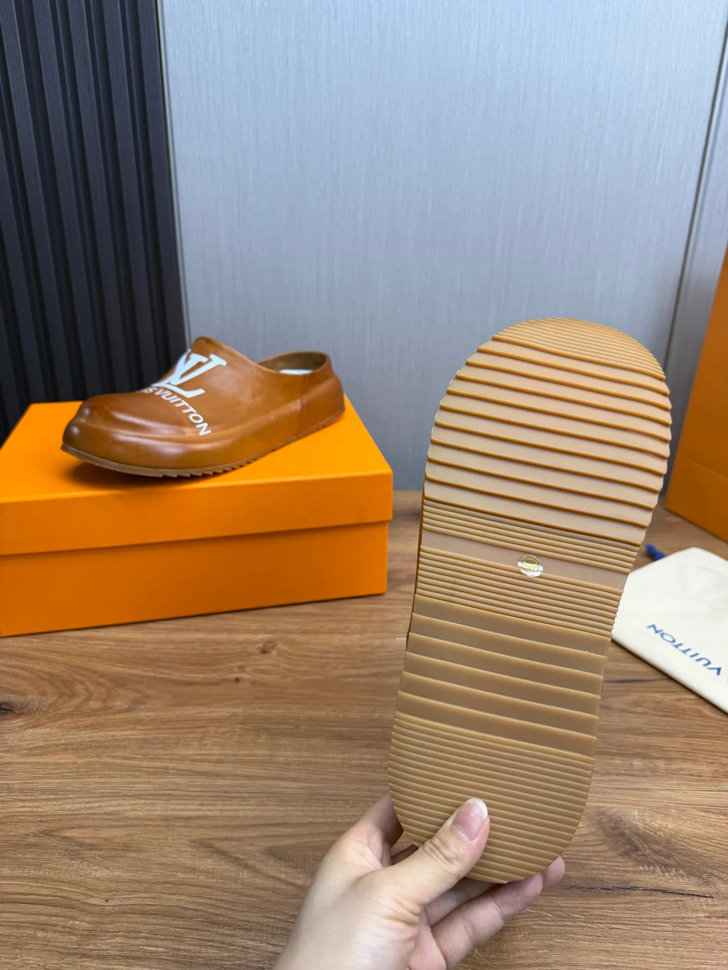 Men's shoes 💰480💰 Lv men's slippers 🩴38-45 size 45 46 🉑️Customized! Full leather slippers: cowhide on the outside, sheepskin on the inside ✅Original outsole⬆️
